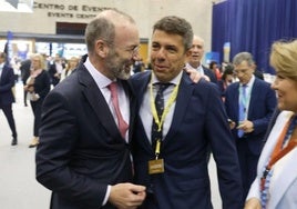 Weber saluda a Mazón ante la presencia de la vicepresidenta Camarero a la entrada del Congreso del PPE.