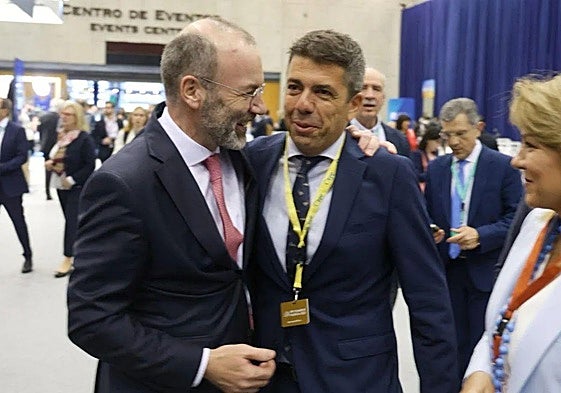 Weber saluda a Mazón ante la presencia de la vicepresidenta Camarero a la entrada del Congreso del PPE.