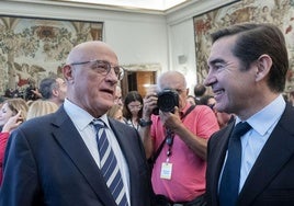 El presidente del Sabadell, Josep Oliu, y el de BBVA, Carlos Torres, en un encuentro empresarial