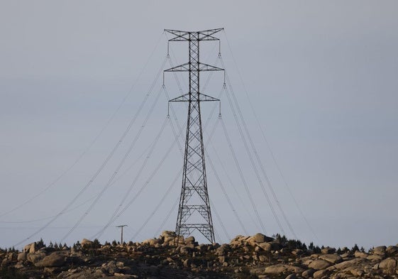 Una torre en la frontera española de la línea de alta tensión Lindoso (Portugal)-Cartelle (España).