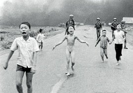 En esta imagen de archivo del 8 de junio de 1972, Kim Phuc, de 9 años, en el centro, corre tras un ataque aéreo con napalm.