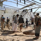 Un grupo de yemeníes observa los restos de un edificio atacado por EE UU el lunes en la provincia norteña de Saada.