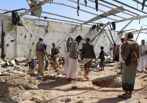Un grupo de yemeníes observa los restos de un edificio atacado por EE UU el lunes en la provincia norteña de Saada.