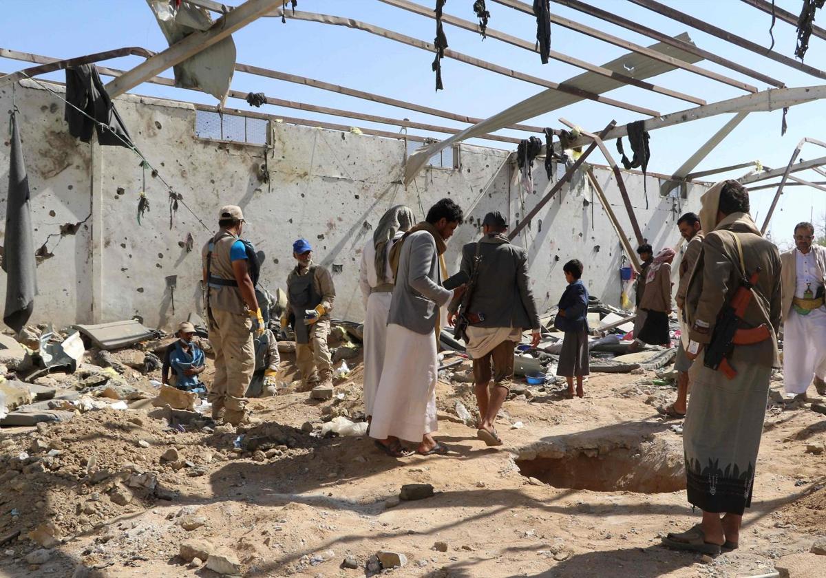 Un grupo de yemeníes observa los restos de un edificio atacado por EE UU el lunes en la provincia norteña de Saada.
