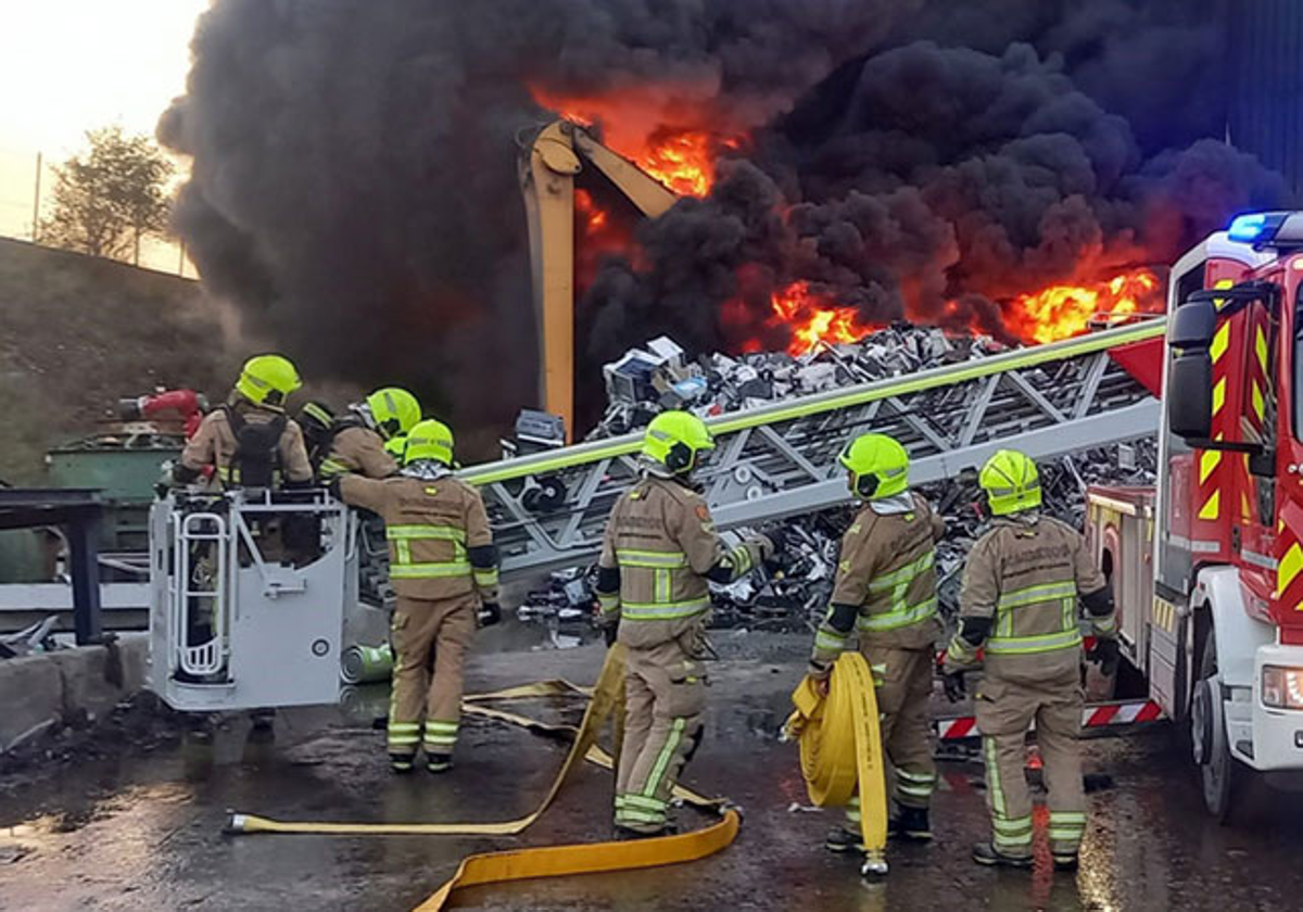Un muerto y cuatro intoxicados en un incendio en un piso de Zaragoza