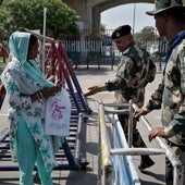 Militares paquistaníes deniegan la entrada al país a una mujer india en el puerto de control fronterizo de Attari.
