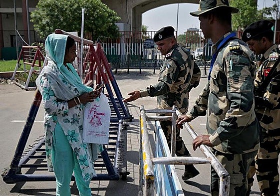 Militares paquistaníes deniegan la entrada al país a una mujer india en el puerto de control fronterizo de Attari.