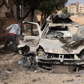 Un niño revisa un vehículo destruido en Ashrafiyat Sahnaya, cerca de Damasco.