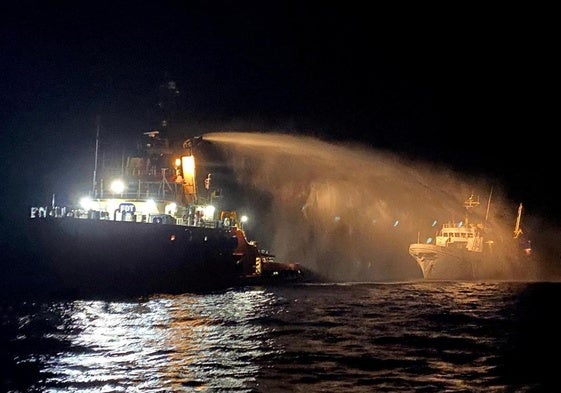 Un remolcador apaga el incendio en el buque 'Conscience' de la Flotilla de la Libertad de Gaza tras el ataque.
