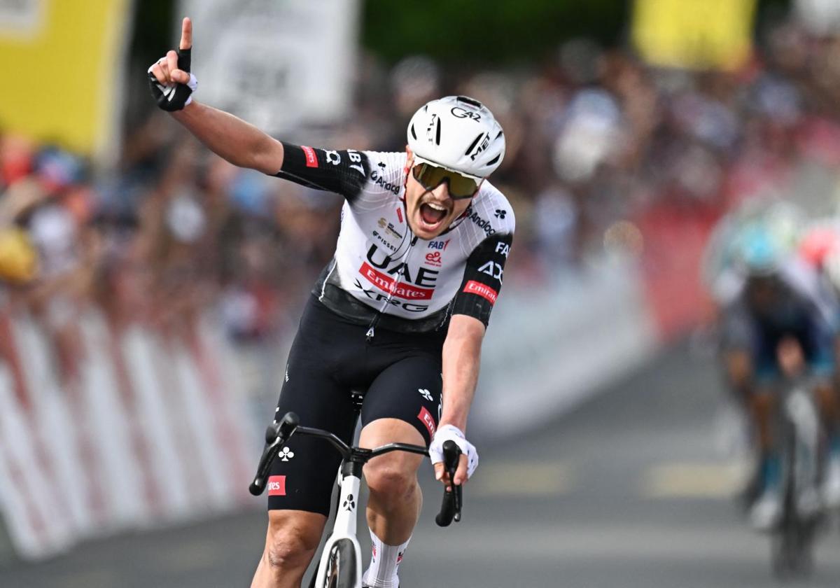 Jay Vine celebra su victoria en la tercera etapa del Tour de Romandía.