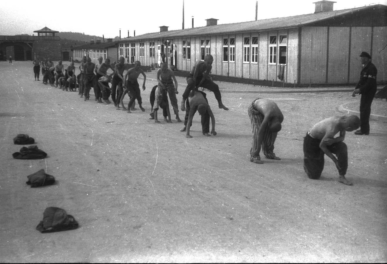 Reclusos realizando ejercicios. Foto: Amical de Mauthausen.