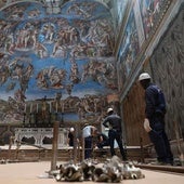 Instalación de tarimas en la Capilla Sixtina.