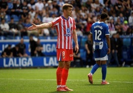 Sorloth gesticula durante el duelo entre Alavés y Atlético.