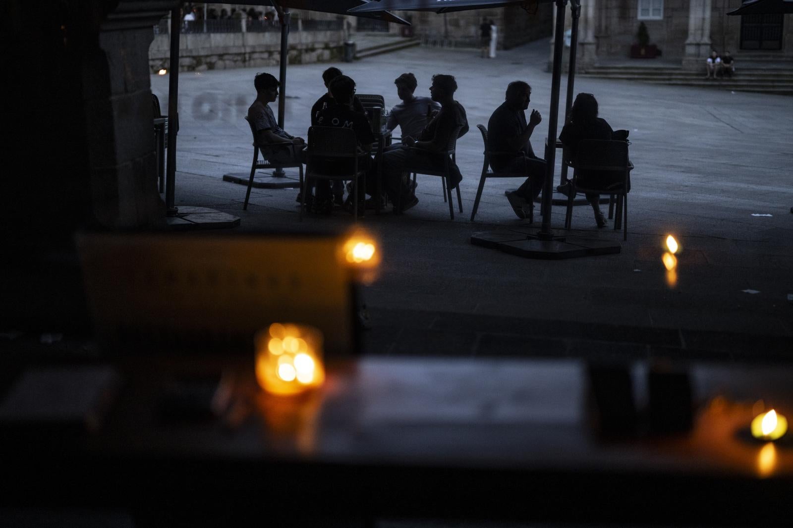 Gente en una terraza en Ourense durante el apagón del pasado lunes.