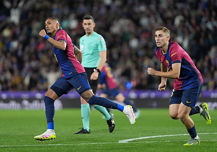 Raphinha y Fermín celebran el primero de los goles que fraguaron la remontada del Barça en Zorrilla.