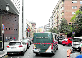 El coche de la Guardia Civil que trasladó al matrimonio a los Juzgados