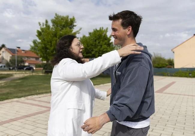 Yolanda García y Rodrigo Marcos abrazándose durante su encuentro.