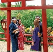 Una llamativa Torii -puerta sagrada- de madera pintada de rojo recibe a los turistas.