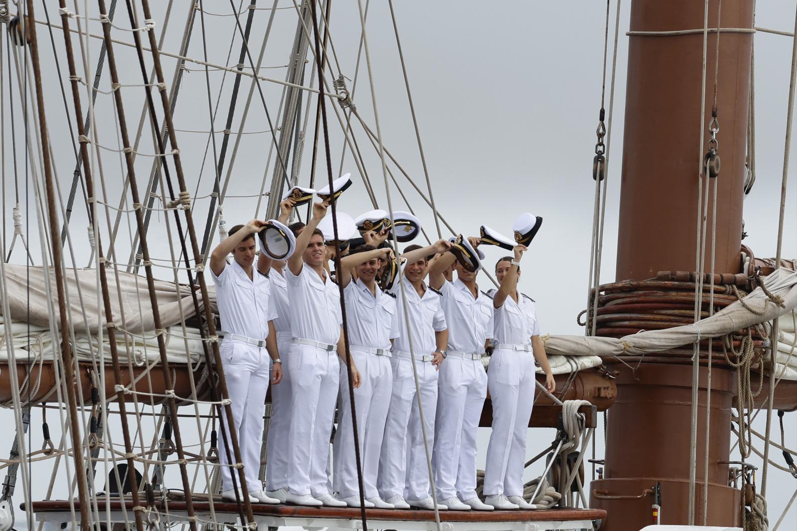 Los guardiamarinas del Juan Sebastián de Elcano saludan a su llegada a Panamá.
