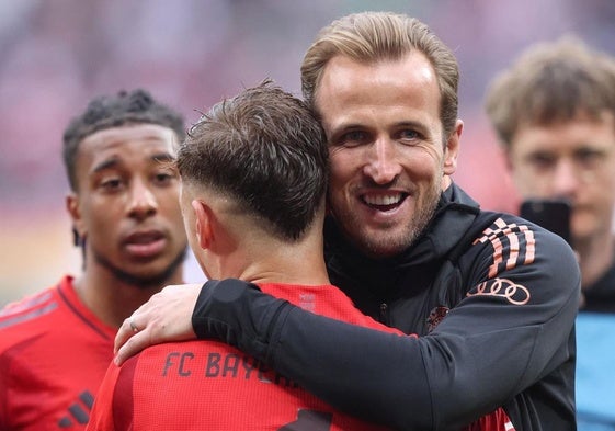 Harry Kane abraza a Joshua Kimmich.