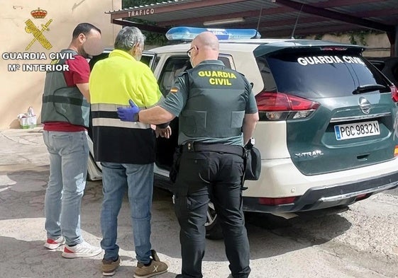El presunto homicida detenido por la Guardia Civil.