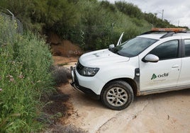 Operarios de seguridad de Adif trabajan en el lugar donde se robó ayer domingo el cobre en la línea de alta velocidad Madrid- Sevilla.