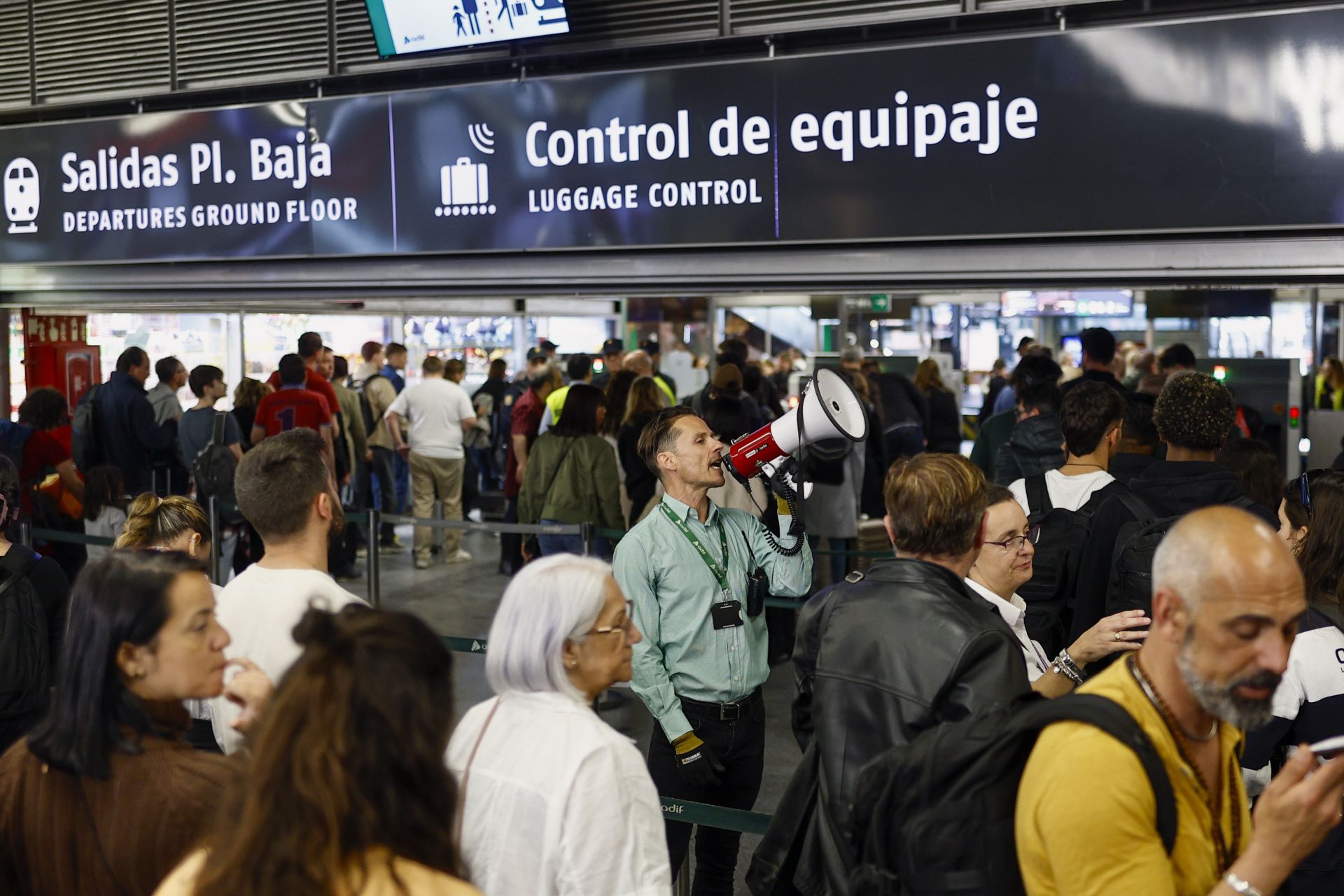 Cientos de pasajeros atrapados en la estación de Atocha por el robo de cable en Toledo