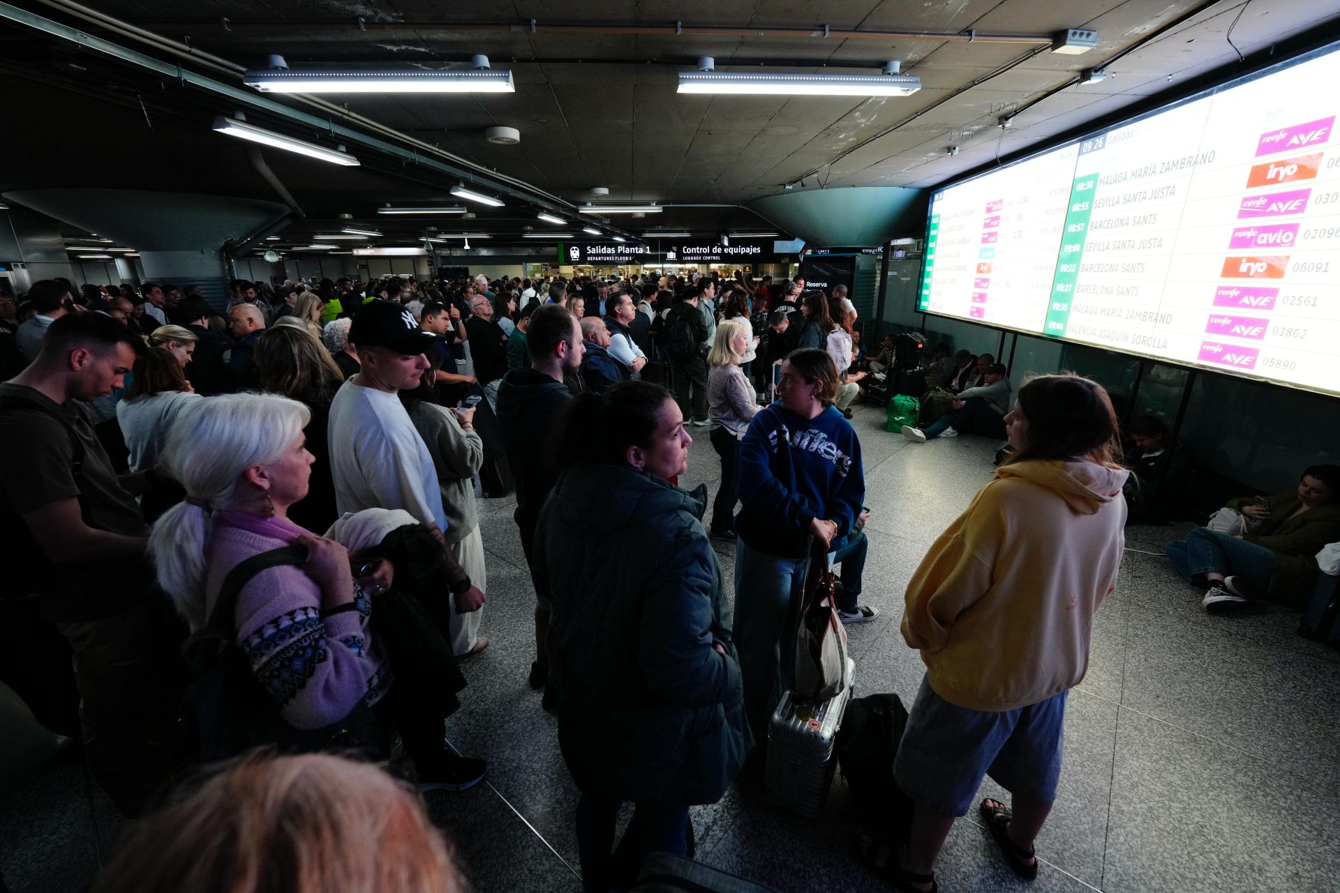 Usuarios pendientes de las actualizaciones de Renfe y Adif sobre la circulación de trenes