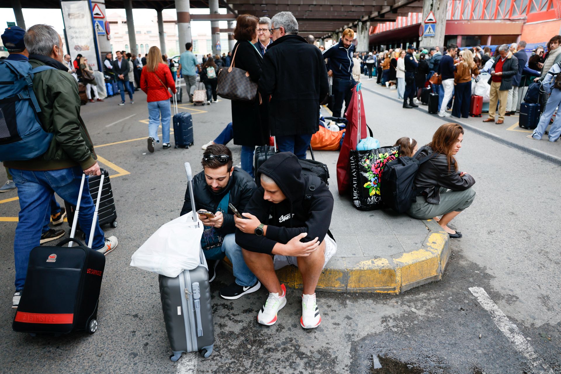 Usuarios a las puertas de la estación de tren de Atocha doce horas después de que se produjese el robo de cable en Toledo