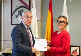 Alejandro Blanco presenta sus avales a la secretaria general del COE, Victoria Cabezas.