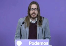 El secretario de Organización de Podemos, Pablo Fernández, este lunes en rueda de prensa.