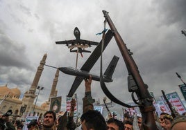 Yemeníes se manifiestan en Saná contra la ofensiva israelí en Gaza.