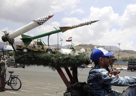Israel y Estados Unidos responden a los ataques hutíes con bombardeos contra el puerto yemení de Hodeidah