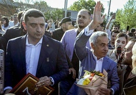 George Simion y Calin Georgescu acudieron juntos a votar.