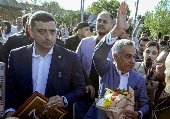 George Simion y Calin Georgescu acudieron juntos a votar.