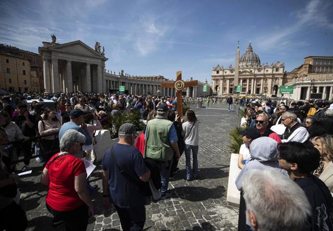 Fieles se concentran en el Vaticano para orar por el Papa Francisco.