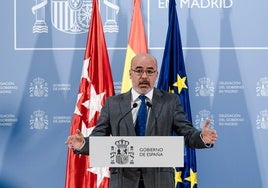 El delegado del Gobierno en Madrid, Francisco Martín, atiende a los medios de comunicación este martes.