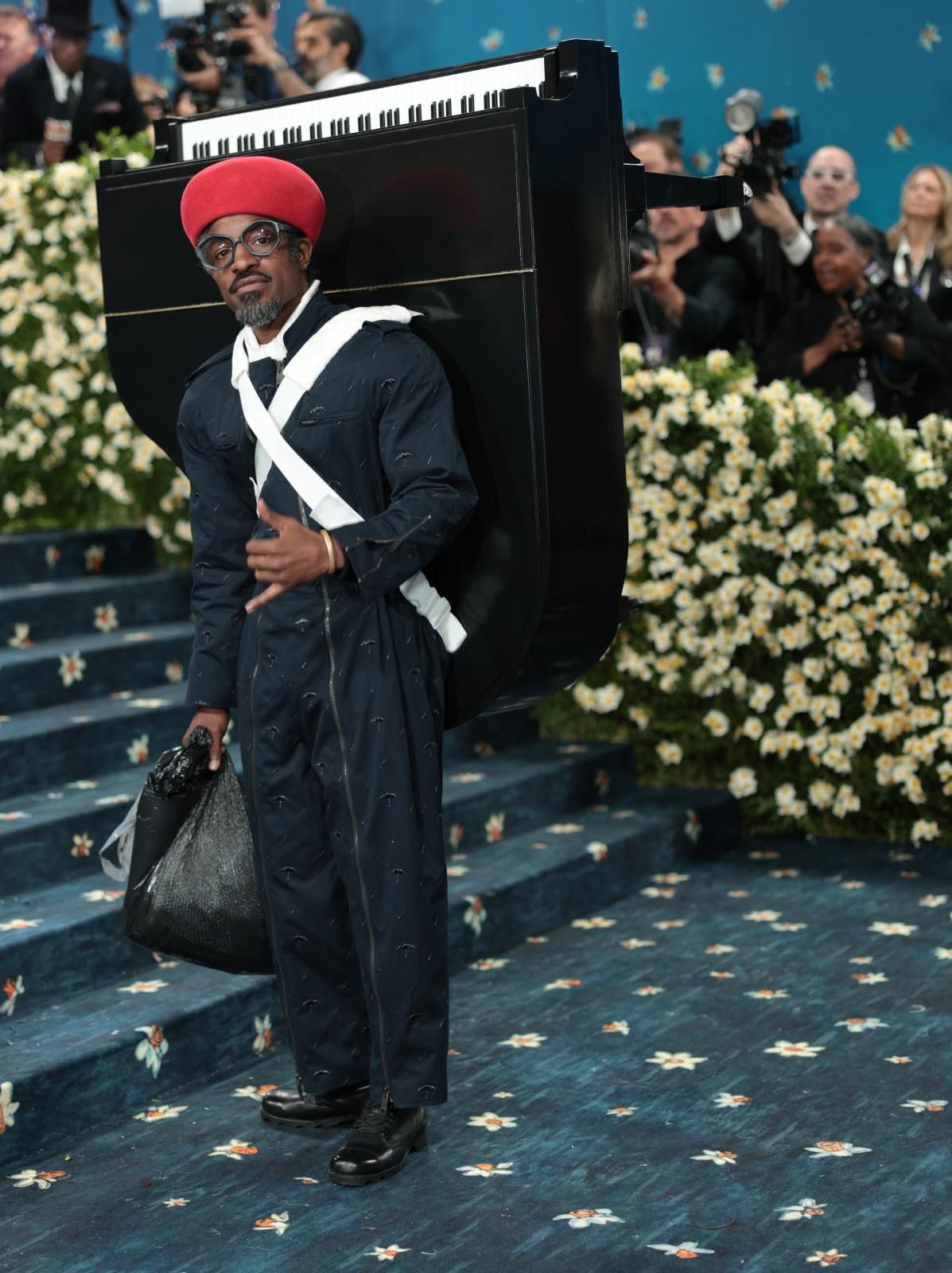 Andre 3000 con uno de los atuendos más extravagantes de la noche: una réplica de un piano que llevaba en la espalda a modo de mochila.
