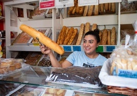 Un autónomo al frente de su panadería.