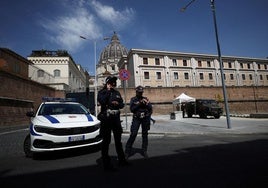 Una patrulla custodia la Casa Santa Marta.