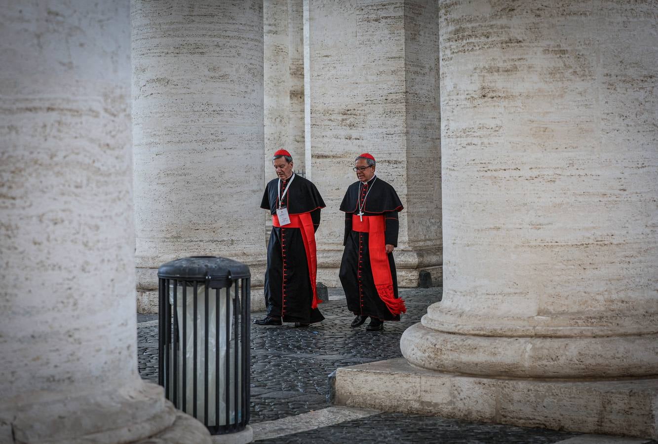 Los cardenales ultiman sus reuniones antes de encerrarse mañana en el cónclave