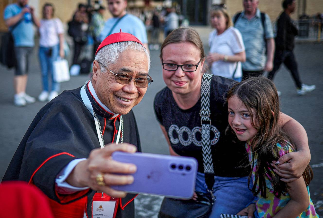 Los cardenales ultiman sus reuniones antes de encerrarse mañana en el cónclave