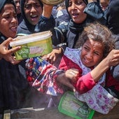 Las colas ante las escasas cocinas donde las ONGs reparten todavía alimentos registran escenas dramáticas de palestinos hambrientos.