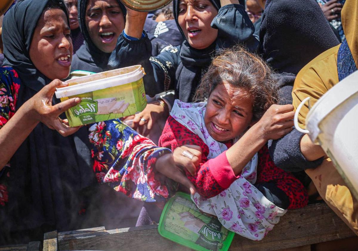 Las colas ante las escasas cocinas donde las ONGs reparten todavía alimentos registran escenas dramáticas de palestinos hambrientos.