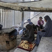 Un grupo de mujeres palestinas que han tenido que abandonar sus hogares en Gaza.