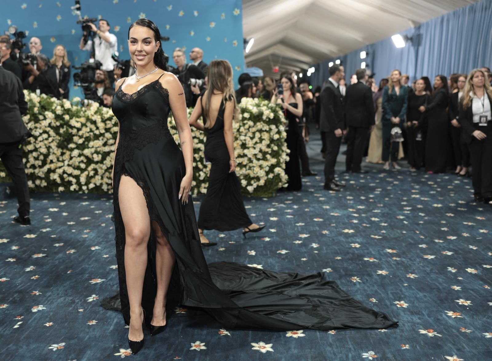 Georgina Rodríguez, en su primera -y desastrosa- aparición en la gala. La española lució una suerte de salto de cama de la firma Vetements, con la que colabora habitualmente. 