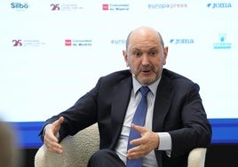 El presidente de la FEF, Rafael Louzán, en un desayuno informativo.