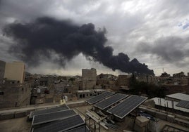 Israel bombardea Saná, la capital de Yemen.