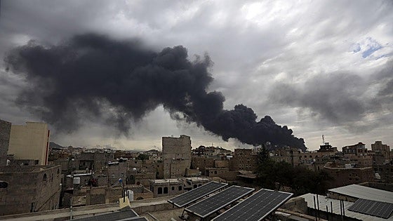 Israel ataca la capital de Yemen e inutiliza su aeropuerto