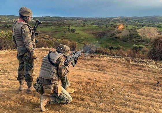 Dos militares se adiestran durante unos ejercicios en el recinto de la base de Cerro Muriano (Córdoba).